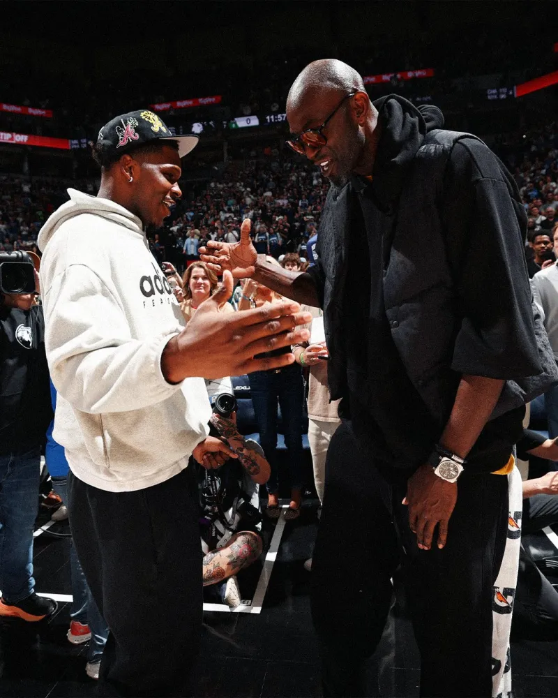 天天盈球官网-新老狼王！NBA官方分享加内特与爱德华兹互相拥抱致意的瞬间