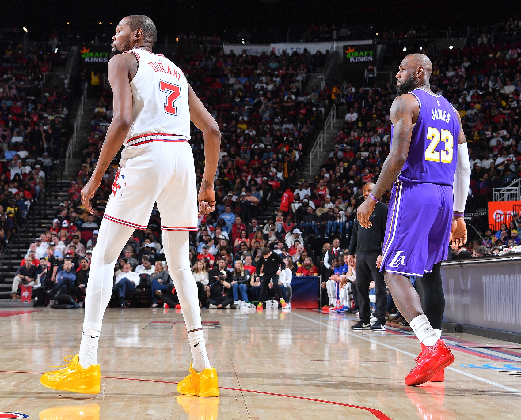 天天盈球-东里场均56.8分13.8助！湖人真正意义残阵 湖火实力对比几几开？